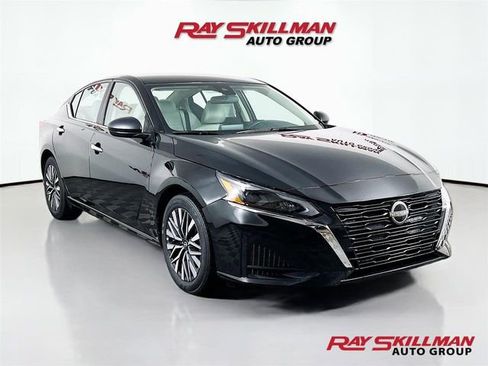 Used 2025 Nissan Altima 2.5 SV image 1