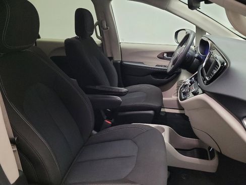 Used 2023 Chrysler Voyager LX FWD image 21