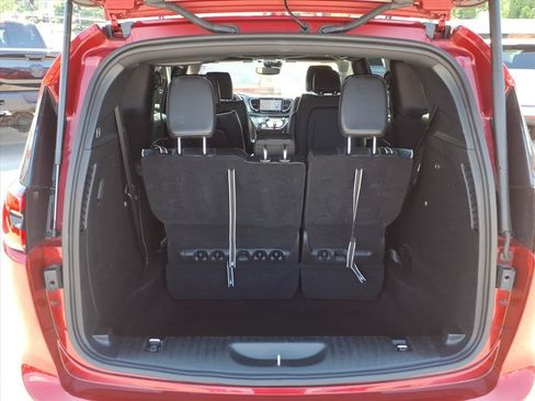 Used 2025 Chrysler Pacifica Limited FWD image 15
