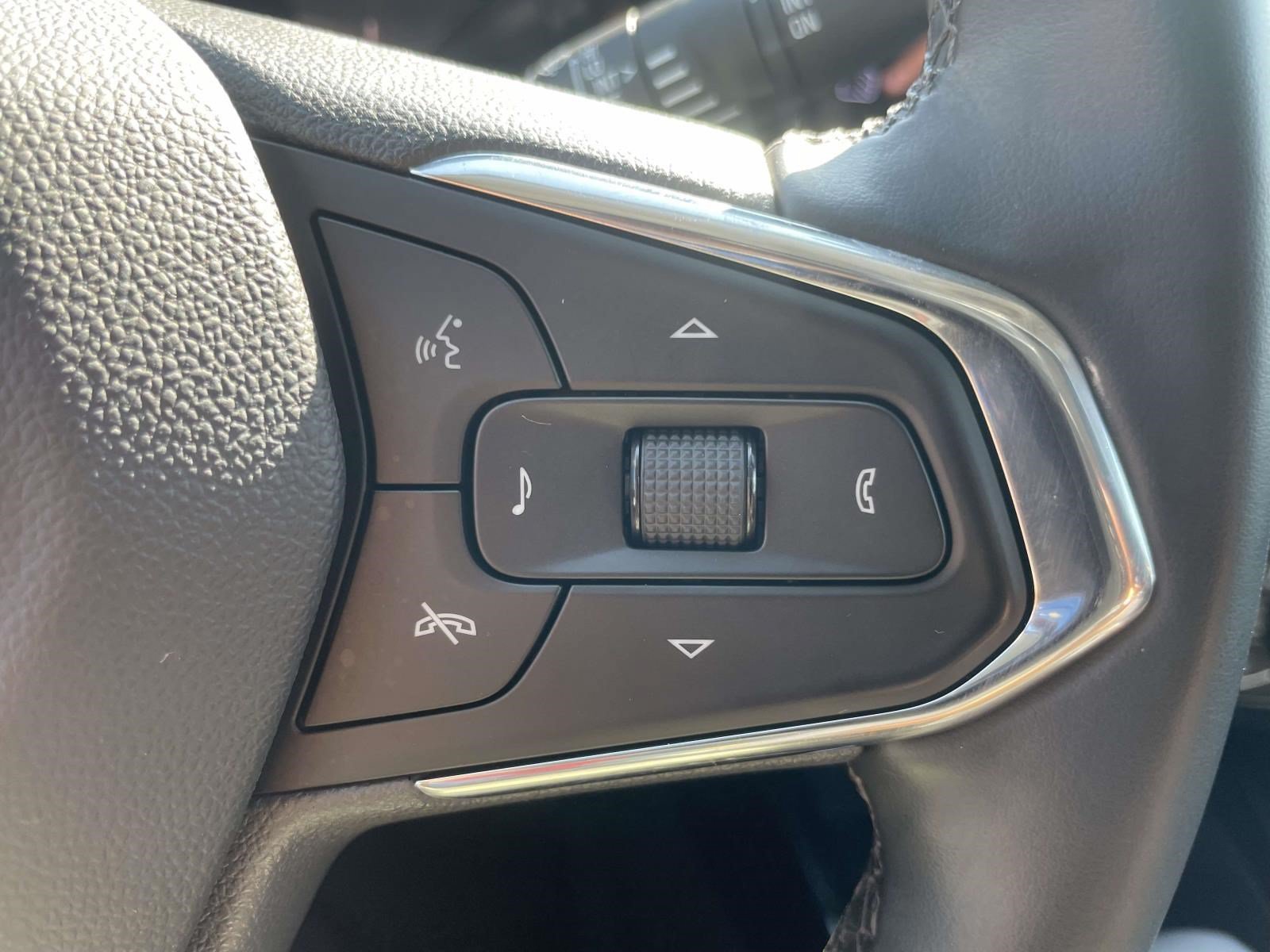 Used 2025 Chevrolet Trax LT w/ LT Convenience Package FWD image 21