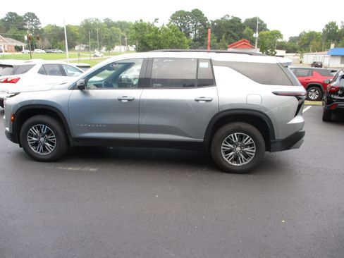 Used 2025 Chevrolet Traverse LT image 6