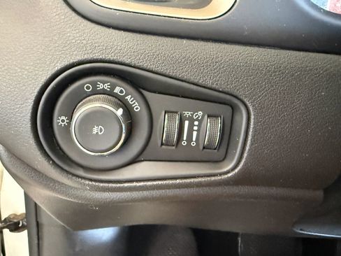 Used 2016 Jeep Renegade Limited FWD image 20
