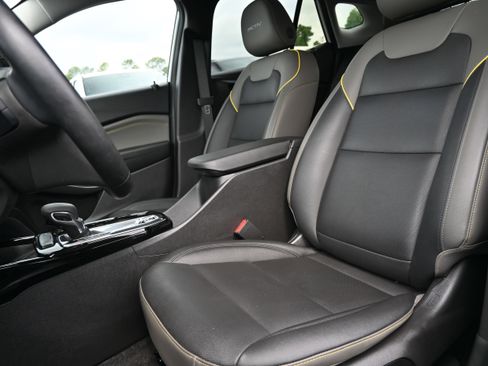Used 2025 Chevrolet Trax ACTIV w/ Sunroof Package FWD image 16