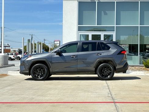 Used 2022 Toyota RAV4 LE FWD image 3