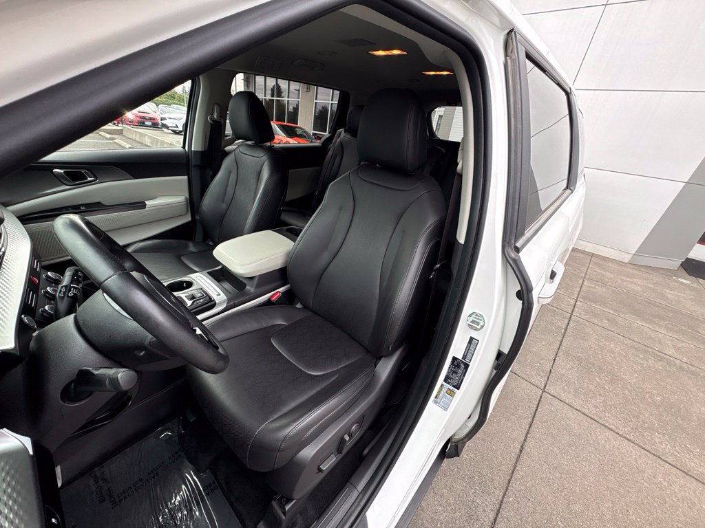 Used 2024 Kia Carnival LX FWD image 13