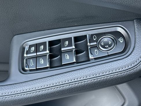 Certified 2025 Porsche Macan image 13