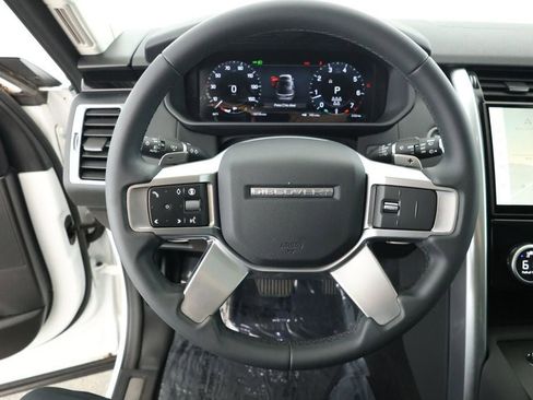 Used 2024 Land Rover Discovery S image 12