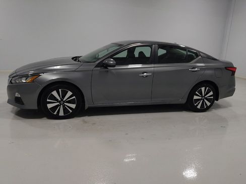 Used 2022 Nissan Altima 2.5 SV image 2