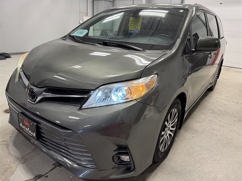 Used 2020 Toyota Sienna XLE Premium FWD image 3
