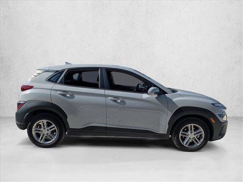Used 2022 Hyundai Kona SE FWD image 2
