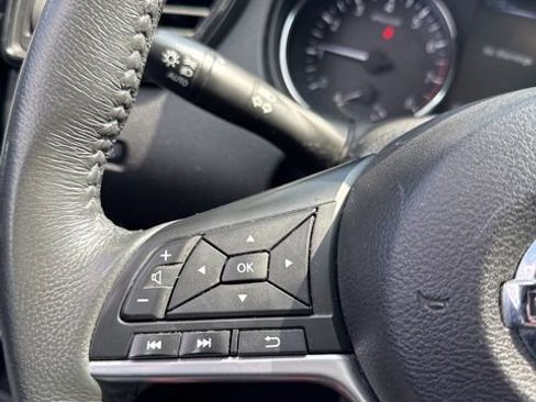 Used 2017 Nissan Rogue SV w/ Sun & Sound Touring Package AWD/4WD image 17