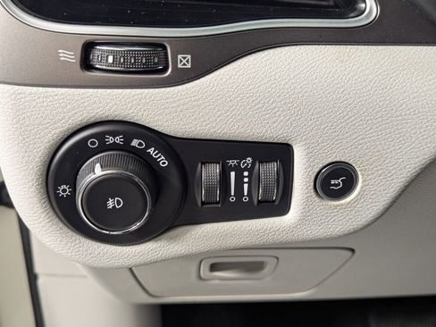 Used 2019 Jeep Cherokee Overland w/ Technology Group FWD image 15