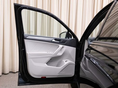 Used 2022 Volkswagen Tiguan SE R-Line image 8