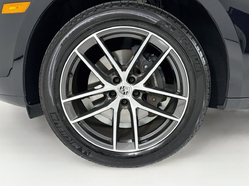 Certified 2025 Porsche Macan AWD/4WD image 33