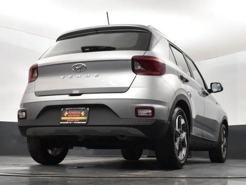 Used 2025 Hyundai Venue SEL FWD image 13