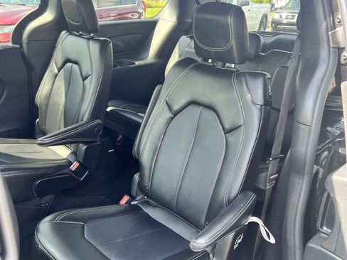Used 2025 Chrysler Pacifica Select FWD image 10