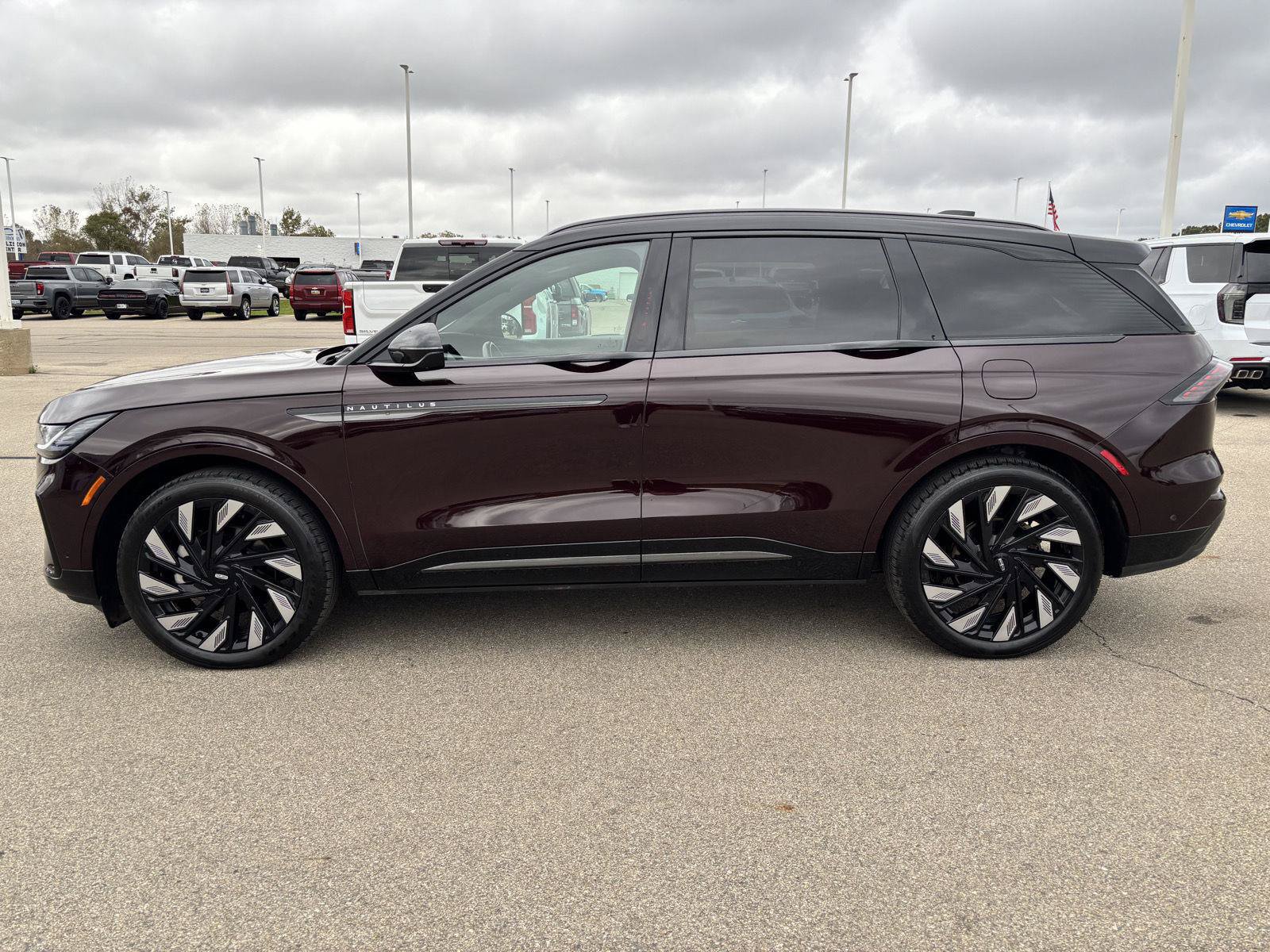 Used 2024 Lincoln Nautilus Reserve w/ Equipment Group 203A AWD/4WD image 2