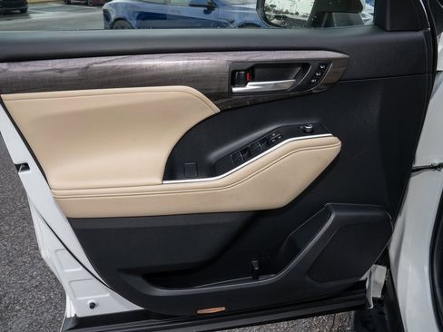 Used 2023 Toyota Highlander Limited image 16