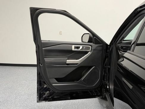 Used 2023 Ford Explorer XLT w/ Equipment Group 202A RWD image 9