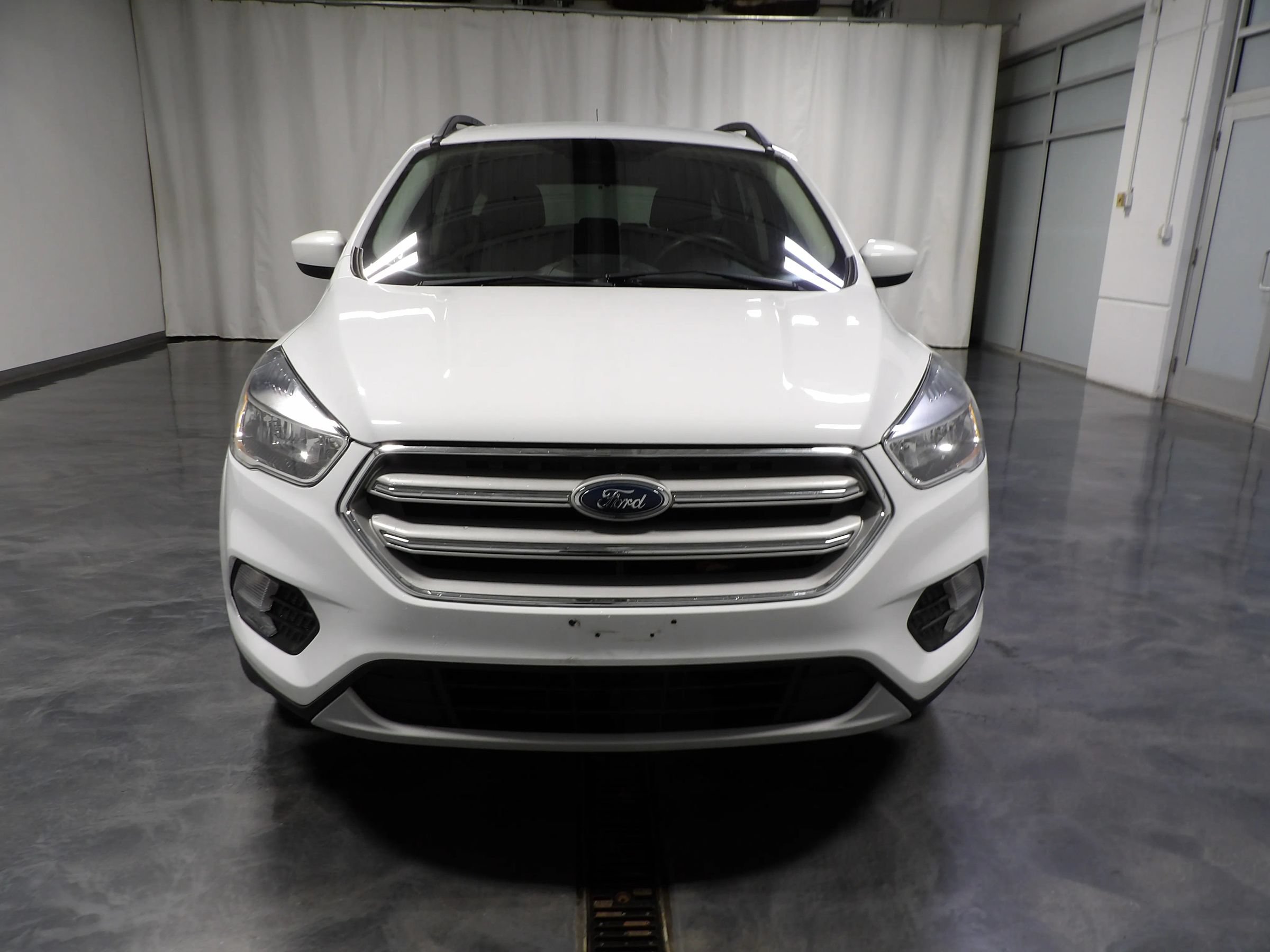 Used 2018 Ford Escape SE w/ SE Sync 3 Package FWD image 2