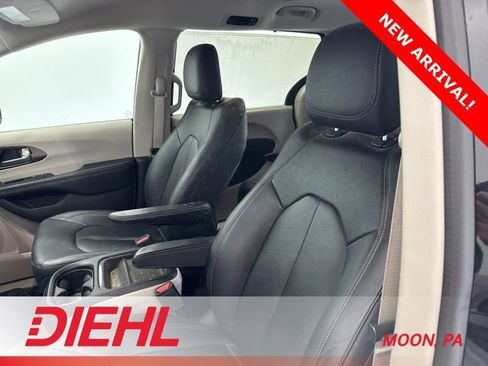 Used 2019 Chrysler Pacifica Touring-L w/ Advanced Safetytec Group image 19