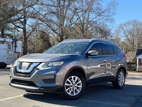 Used 2017 Nissan Rogue SV FWD image 2