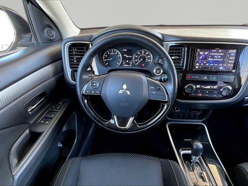 Used 2017 Mitsubishi Outlander SE AWD/4WD image 8