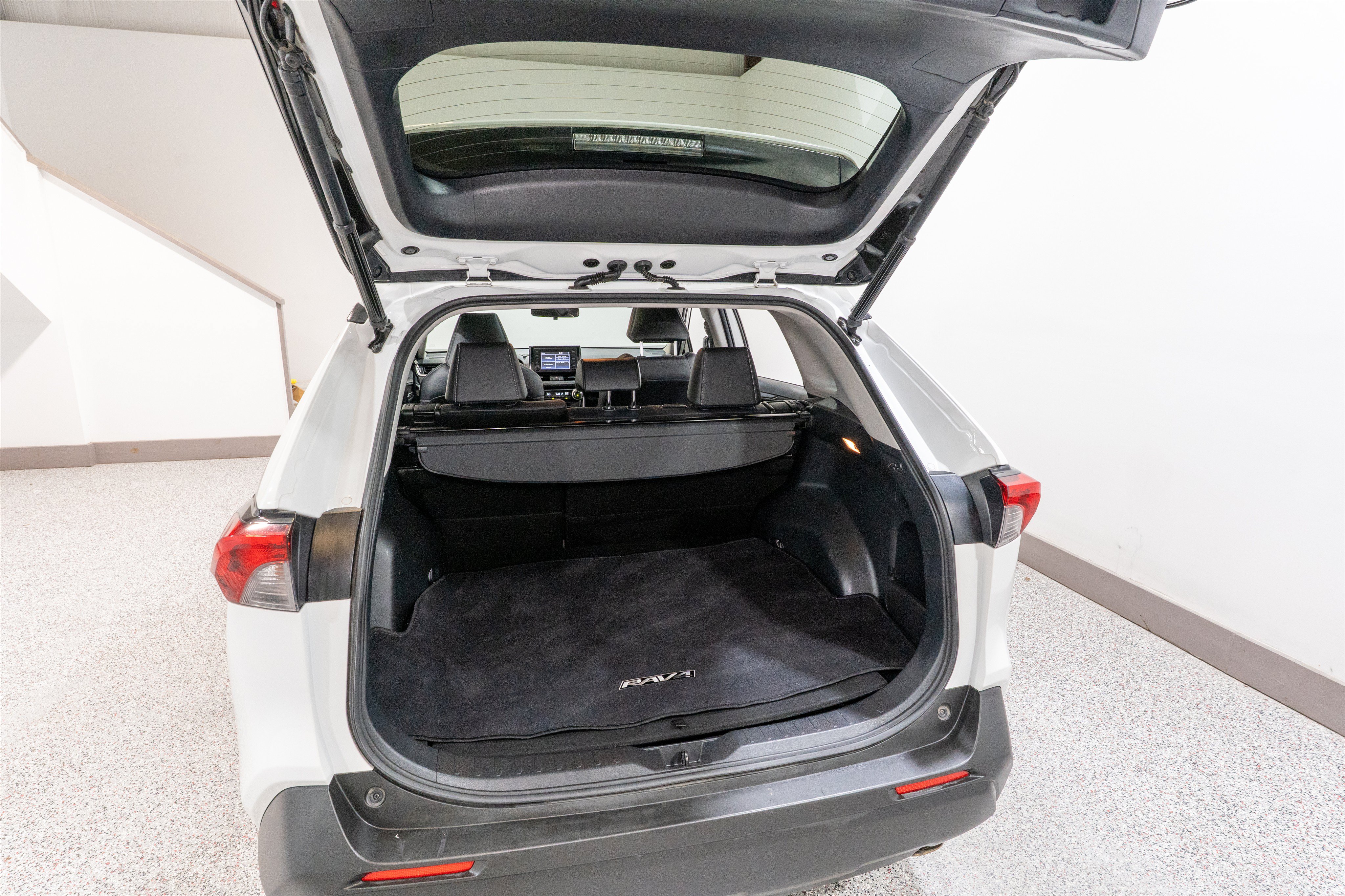 Used 2019 Toyota RAV4 XLE Premium FWD image 30