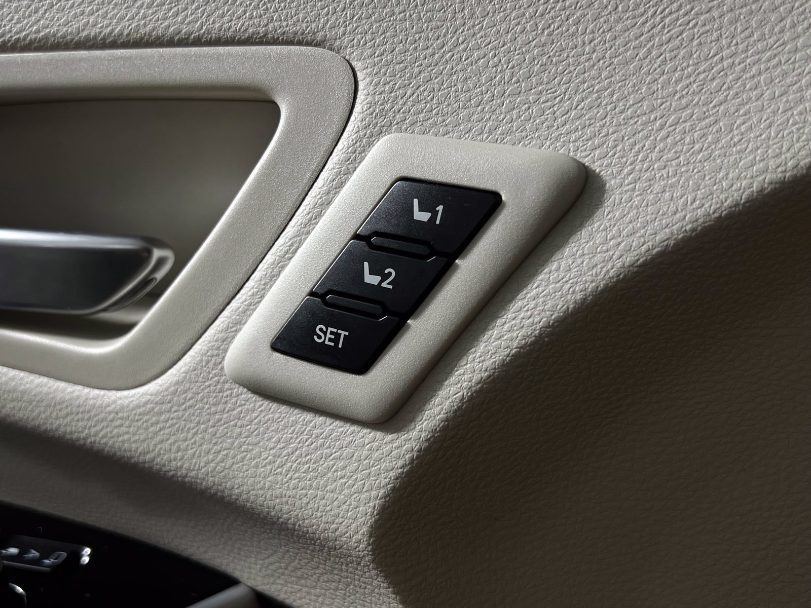 Certified 2025 Toyota Sienna Platinum FWD image 15