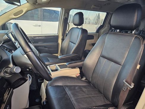 Used 2014 Chrysler Town & Country Touring image 14