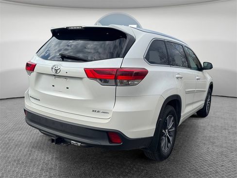 Used 2018 Toyota Highlander XLE image 3