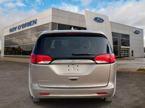 Used 2017 Chrysler Pacifica LX image 4