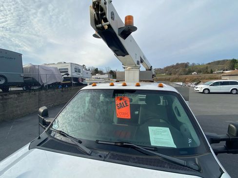 Used 2012 Ford F450 XL w/ Heavy Service Suspension Pkg image 4