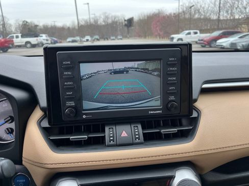 Used 2021 Toyota RAV4 XLE Premium image 21