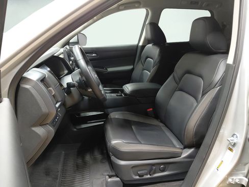 Used 2025 Nissan Pathfinder SL AWD/4WD image 28