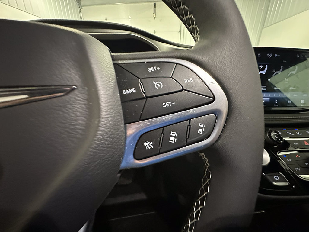 Used 2025 Chrysler Pacifica Select FWD image 33