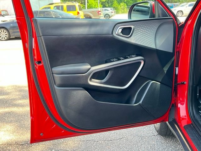 Certified 2025 Kia Soul LX w/ LX Technology Package FWD image 17