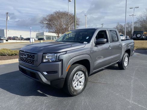 Used 2024 Nissan Frontier SV image 3