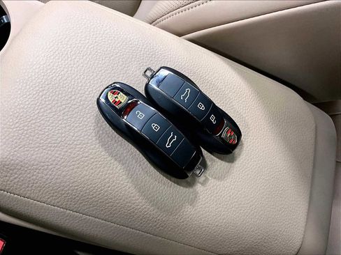 Used 2025 Porsche Macan image 38