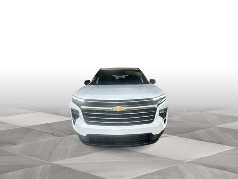 Used 2025 Chevrolet Traverse LT FWD image 3