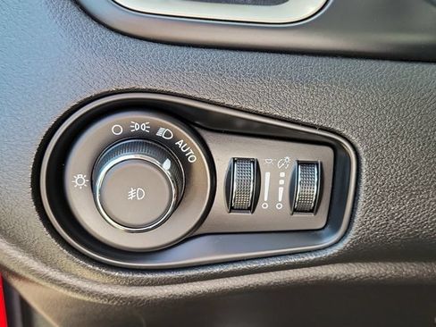 Used 2017 Jeep Renegade Latitude FWD image 24