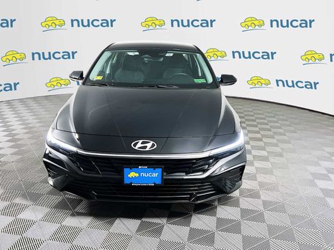 Certified 2025 Hyundai Elantra SE FWD image 2