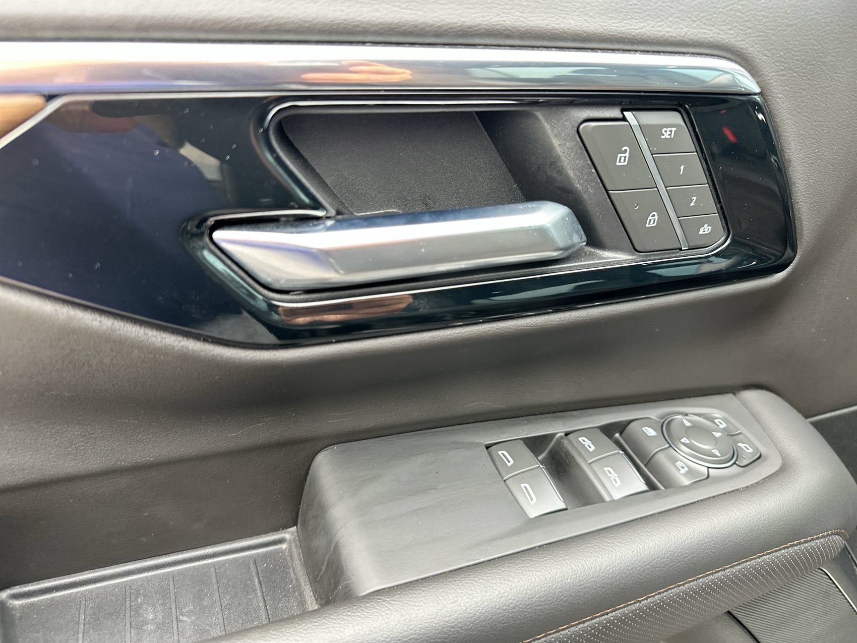 Used 2025 Chevrolet Tahoe High Country AWD/4WD image 13