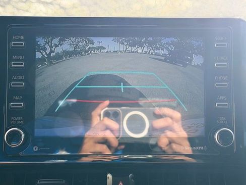 Used 2021 Toyota Corolla LE image 11