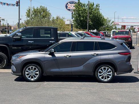 Used 2021 Toyota Highlander Limited FWD image 2