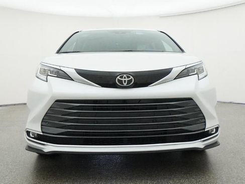 New 2026 Toyota Sienna Limited FWD image 31