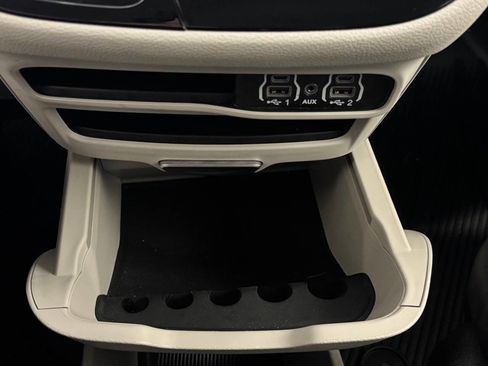 Used 2023 Chrysler Pacifica Touring-L FWD image 35