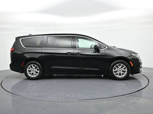 Used 2024 Chrysler Pacifica Touring-L FWD image 5