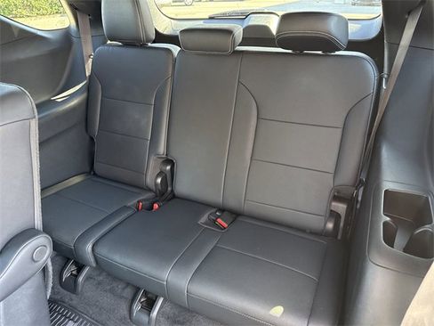 Used 2025 Chevrolet Traverse LT image 13