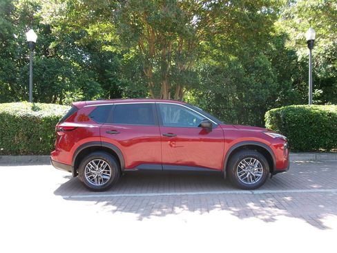 Used 2024 Nissan Rogue S AWD/4WD image 4